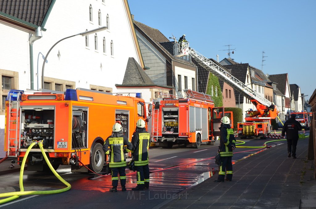 Feuer 3 Dachstuhlbrand Koeln Rath Heumar Gut Maarhausen Eilerstr P068.JPG
